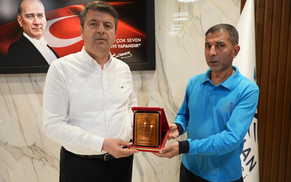 ADIYAMAN BELEDİYESİ PERSONELİNDEN “İNSANLIK ÖLMEDİ” DEDİRTEN DAVRANIŞ: BULDUĞU CÜZDANI SAHİBİNE TESLİM ETTİ