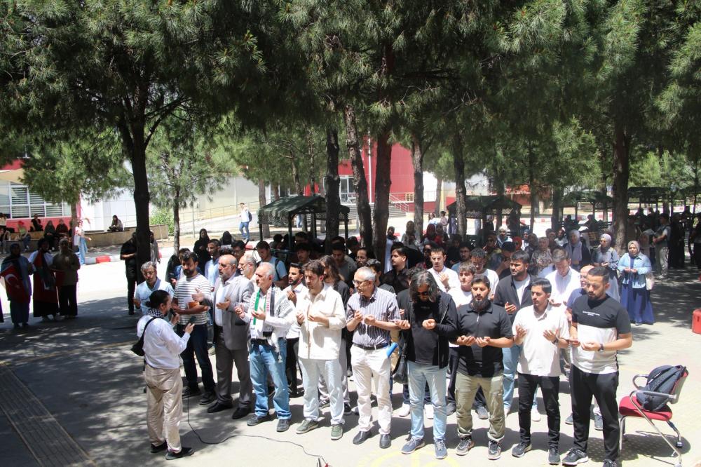 İKÇÜ ÖĞRENCİLERİNDEN “DİRENİŞE SES, UMUDA ORTAK OL! ÇAĞRISI