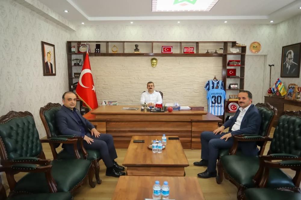 İYİLİK VE İHH VAKIFLARINDAN ÇUKURCA KAYMAKAMI KUMCU’YA ZİYARET