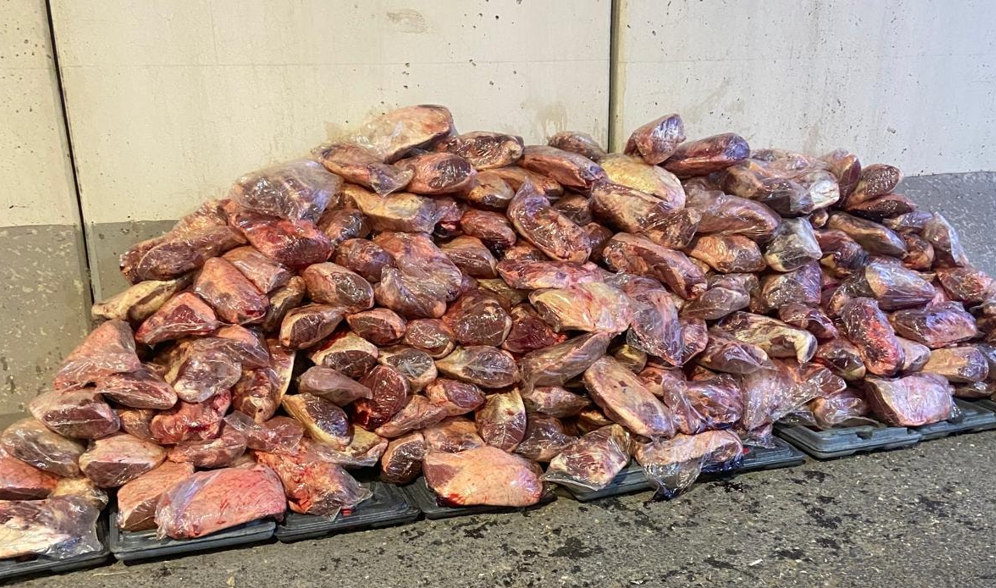 ŞANLIURFA'DA 1,7 TON KAÇAK VE SAĞLIKSIZ ET ELE GEÇİRİLDİ