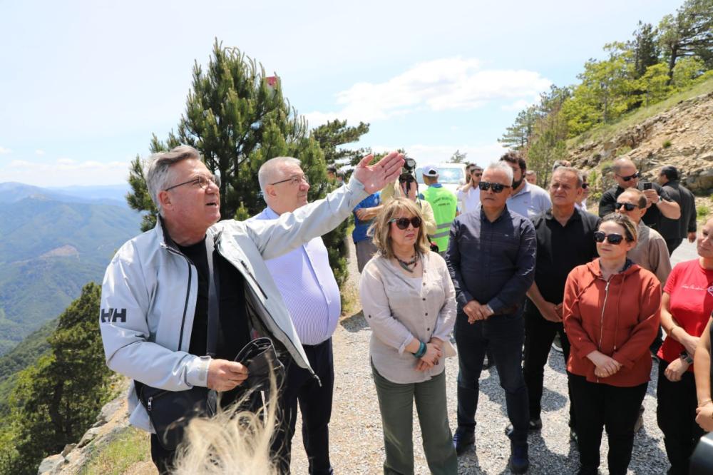 EDREMİT BELEDİYESİ’NDEN KAZDAĞLARI ZİRVESİNDE ÇEVRE TEMİZLİĞİ