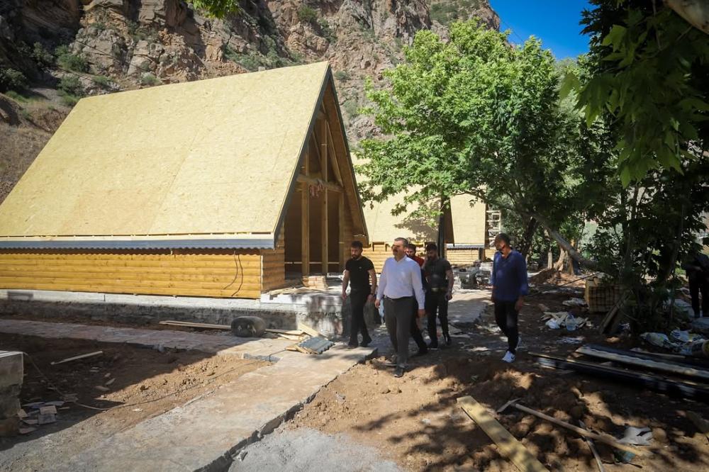 KAYMAKAM KUMCU, NARLI MEVKİİNDEKİ BUNGALOV EV PROJESİNİ YERİNDE İNCELEDİ