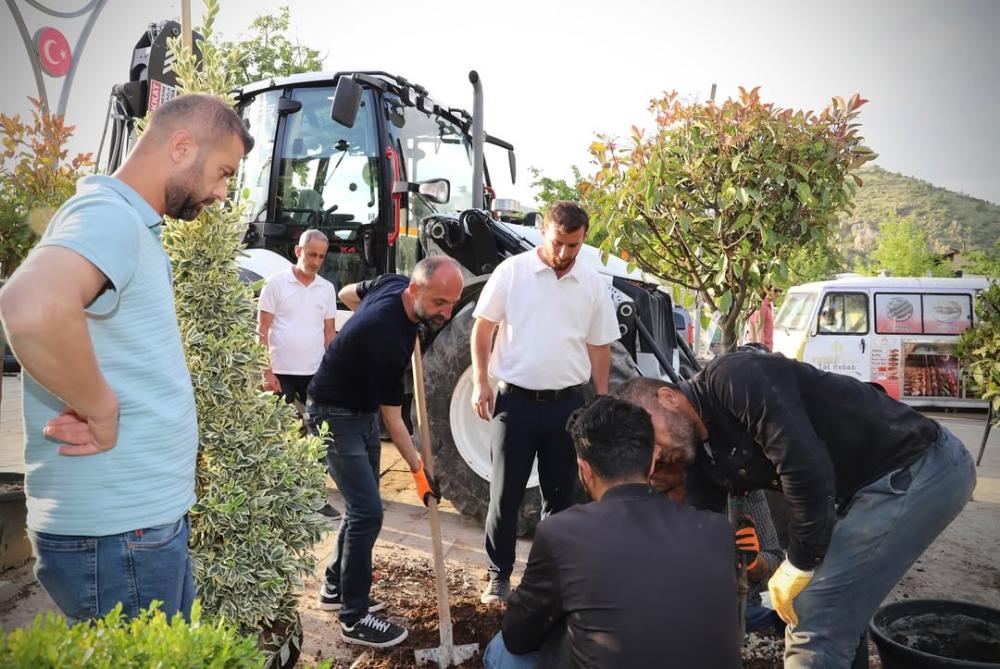 GELECEK NESİLLER İÇİN EL ELE: BAŞKAN DEMİR DE KÜREĞİ ELİNE ALDI