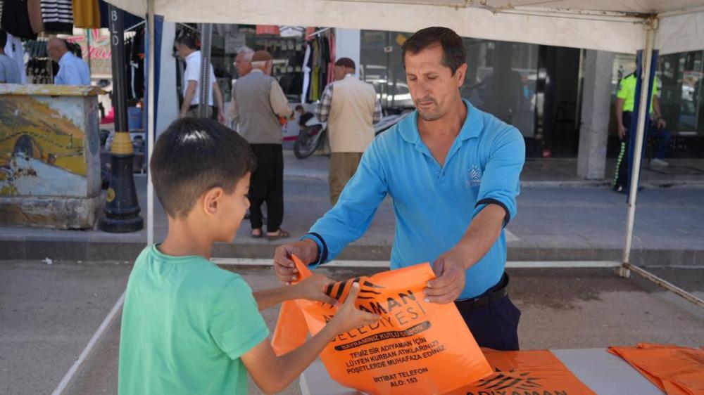 ADIYAMAN BELEDİYESİ ÜCRETSİZ KURBAN ATIK POŞETİ DAĞITTI