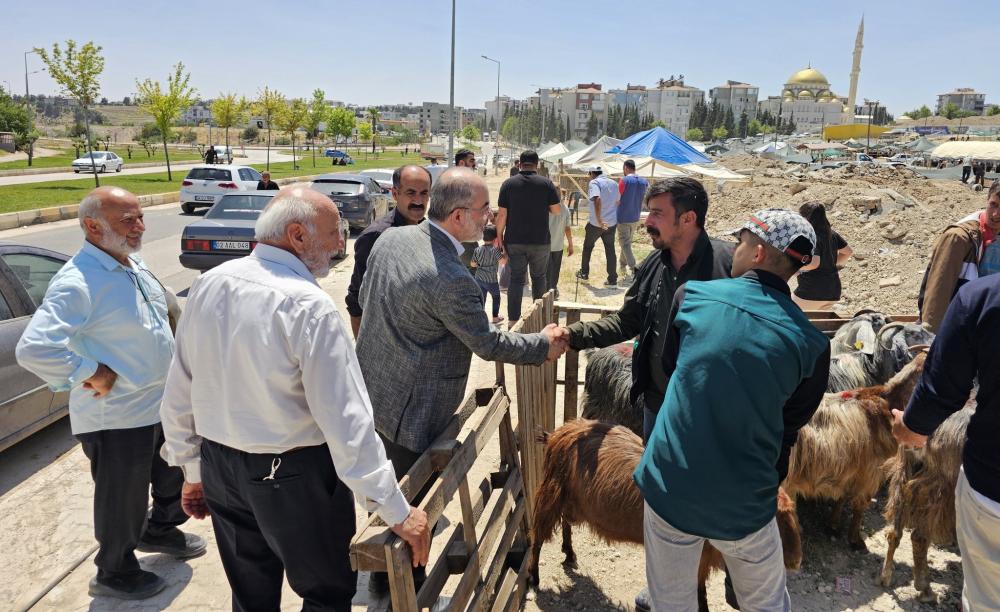 BAŞKAN YETİŞ’TEN KURBAN SATIŞ YERİNE TEPKİ: “BU GÖRÜNTÜLER ADIYAMAN’A YAKIŞMIYOR”
