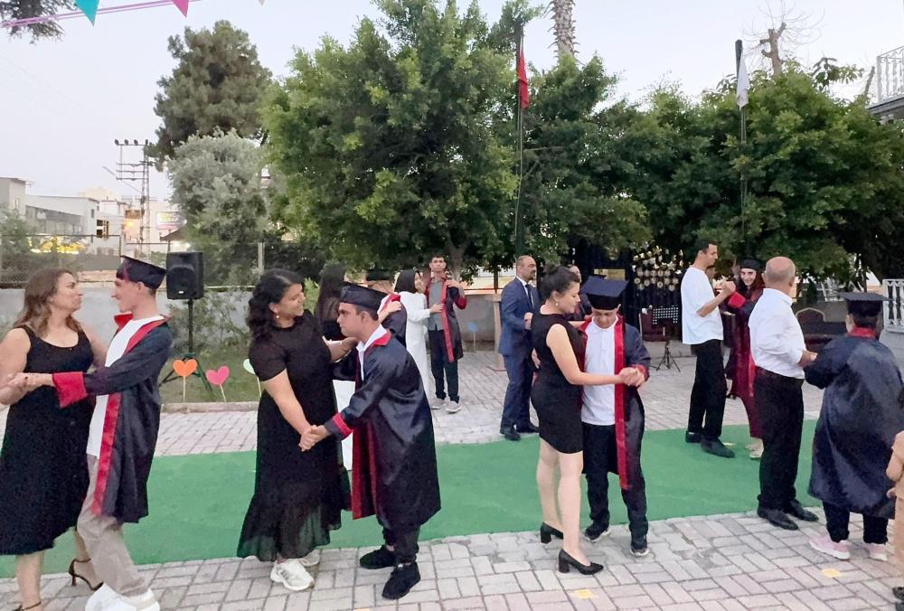 ADANA’DA ANLAMLI MEZUNİYET TÖRENİ: “HER BAŞARI BİR EKİP İŞİDİR”