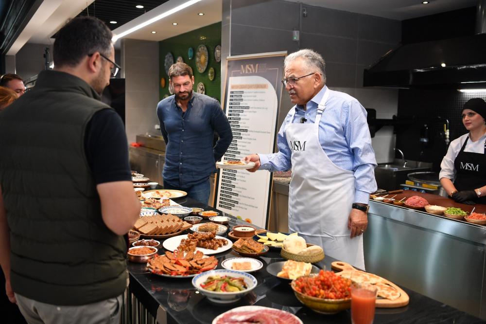 BAŞKAN BÜYÜKKILIÇ ÖNLÜĞÜ GİYDİ, MUTFAĞA GİRDİ, MSM YEMEKLERİNİ TANITTI