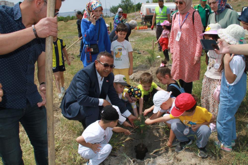 BÜYÜKŞEHİR, ANAOKULU ÖĞRENCİSİ DOĞASEVER MİNİKLERLE 500 FİDAN DİKTİ