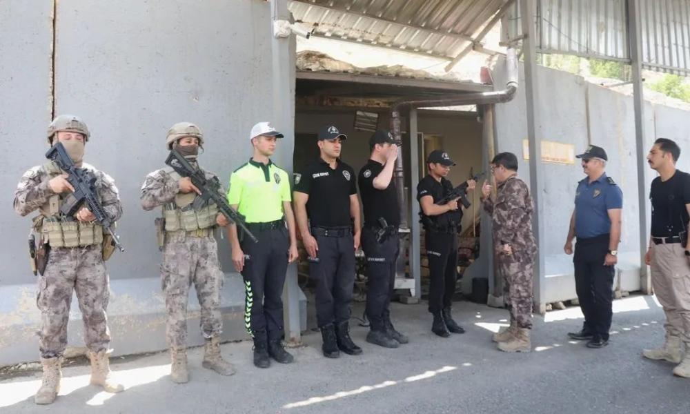 HAKKARİ İL EMNİYET MÜDÜRÜ YILMAZ’DAN ÇUKURCA’DA BAYRAM ZİYARETİ