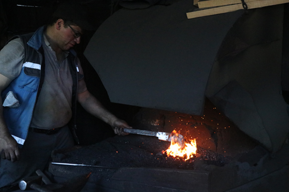 RİZE\'DE 47 YILDIR KOL KOLA DEMİRCİLİK