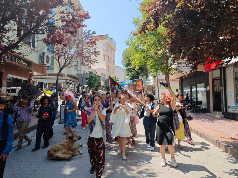 GELİBOLULU  ÖĞRENCİLER TİYATRO OYUNLARINA DAVETİ KOSTÜMLERİ İLE CANLI OLARAK YAPIYOR.