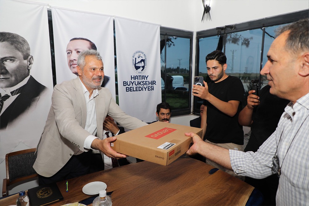 BAŞKAN ÖNTÜRK’TEN KUMLU MUHTARLARINA TEKNOLOJİK DESTEK