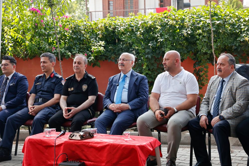 VALİ KÖŞGER’DEN AKKAPI KÜLTÜR YARDIMLAŞMA VE EĞİTİM DERNEĞİNE  ZİYARET