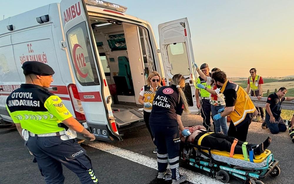 DEVRİLEN TIRDA SIKIŞAN ŞOFÖRÜNÜ İTFAİYE BİR SAATLİK ÇALIŞMA SONUNDA KURTARDI