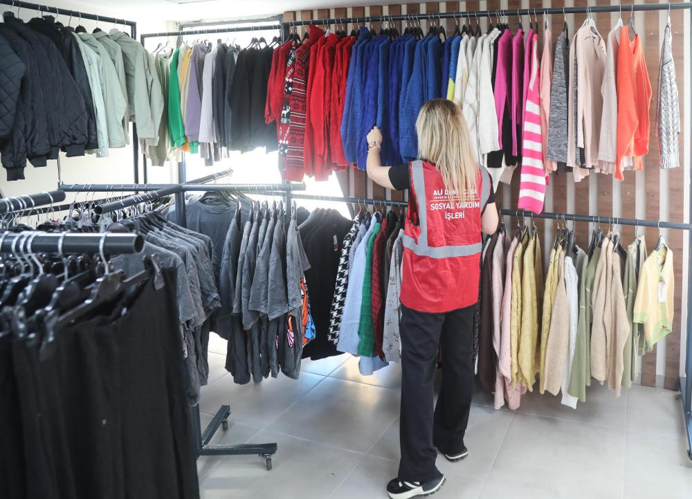 YÜREĞİR BELEDİYESİ KIYAFET BANKASI YÜZLERİ GÜLDÜRÜYOR