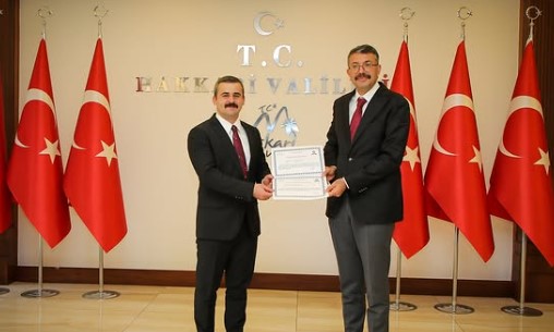 HAKKÂRİ’DE VEDA TÖRENİ: VALİ YARDIMCILARI VE ÇUKURCA KAYMAKAMINA BAŞARI BELGESİ VE PLAKET TAKDİMİ
