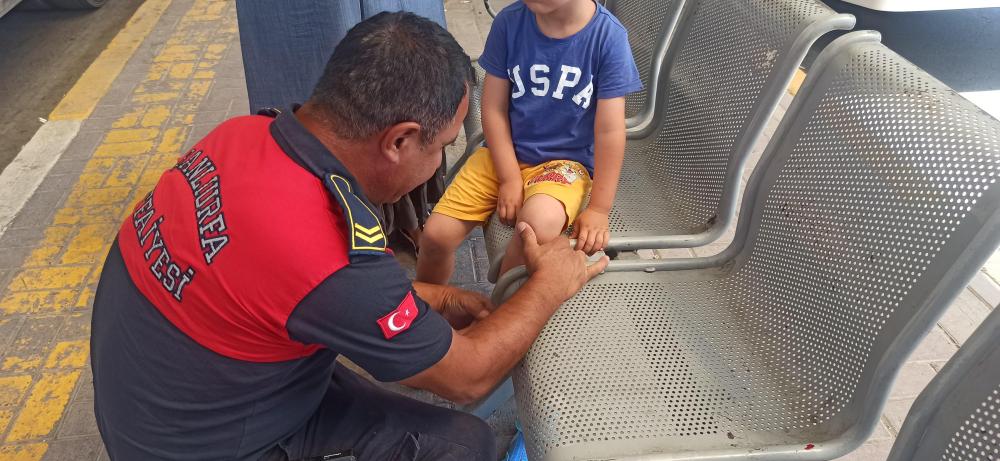 ŞANLIURFA\'DA MİNİK ÇOCUĞUN YARDIMINA İTFAİYE YETİŞTİ! AYAĞI SIKIŞTIĞI YERDEN ÇIKARTILDI