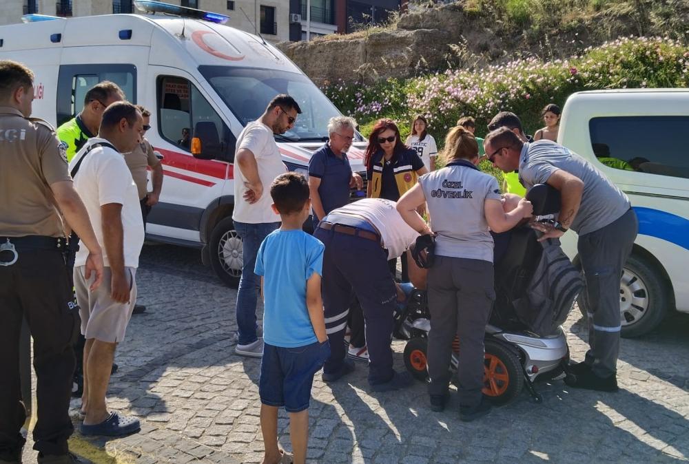 KÖPEKLERDEN KORKARAK, ENGELLİ AKÜLÜ ARACIYLA KAÇARKEN KAZA YAPTI