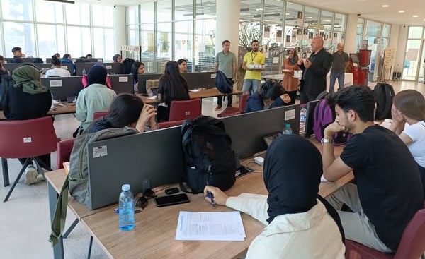 YKS ÖNCESİ KÜTÜPHANE ZİYARETİ: ÖĞRENCİLERE DONDURMA İKRAMI