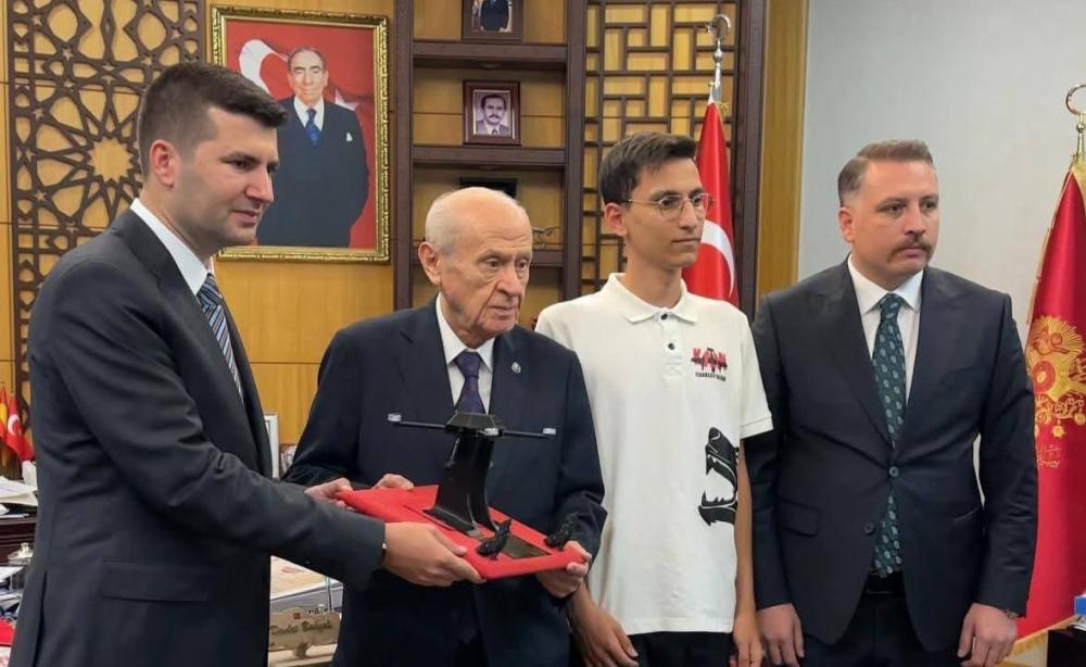 Devlet Bahçeli, Adanalı Gençlerin Geliştirdiği İHA’ya “TÜRKHAN” Adını Verdi