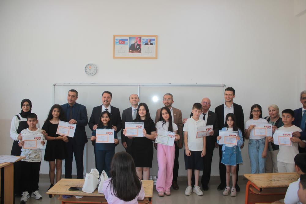 BEYPAZARI’NDA 10.400 ÖĞRENCİ KARNELERİNİ ALARAK TATİLİ GİRDİ.