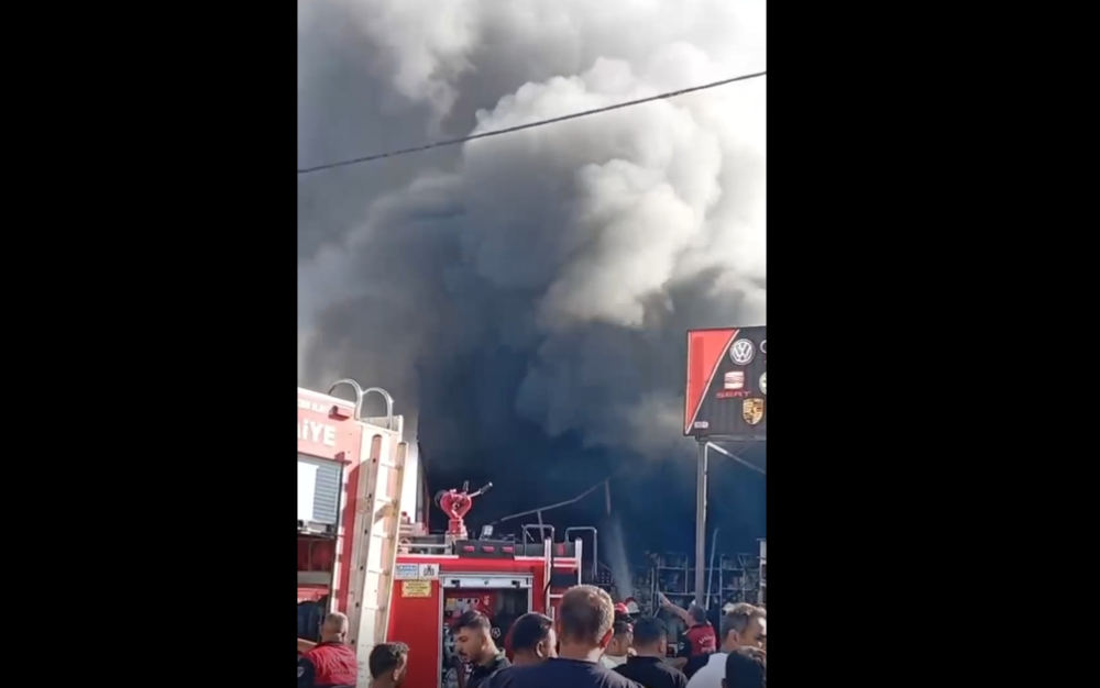 ŞANLIURFA\'DA SANAYİ SİTESİNDE KORKUTAN YANGIN! İTFAİYE ANINDA MÜDAHALE ETTİ