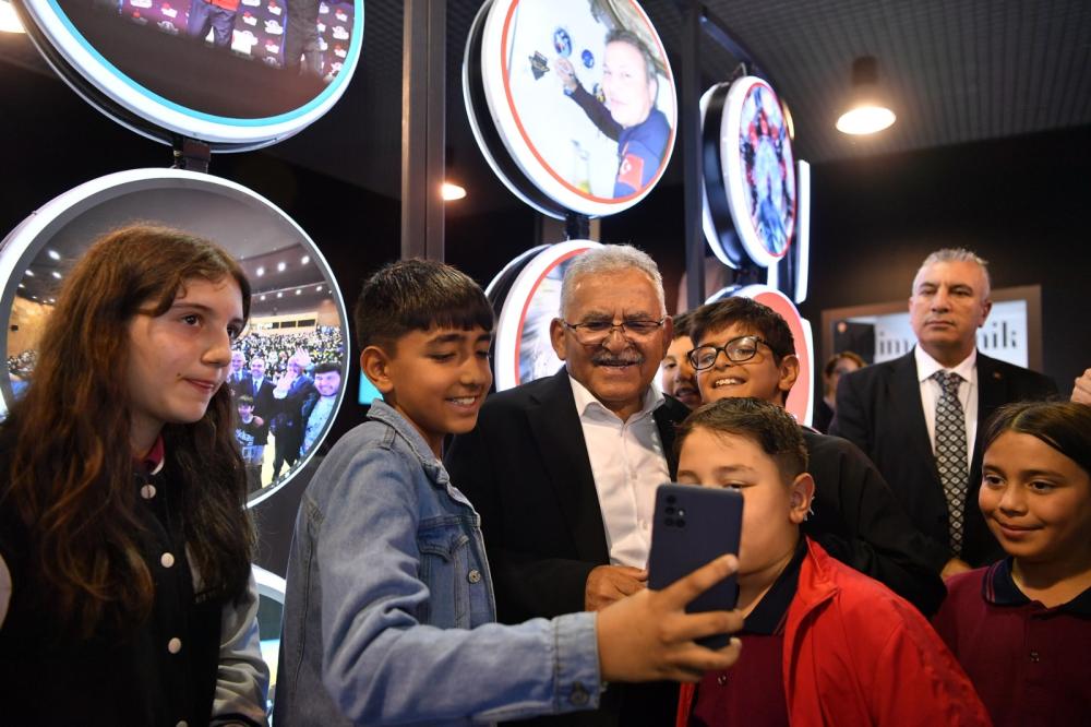 BÜYÜKŞEHİR’İN İKİ ÖZEL SERGİSİNE BİLİM MERAKLILARINDAN YOĞUN İLGİ