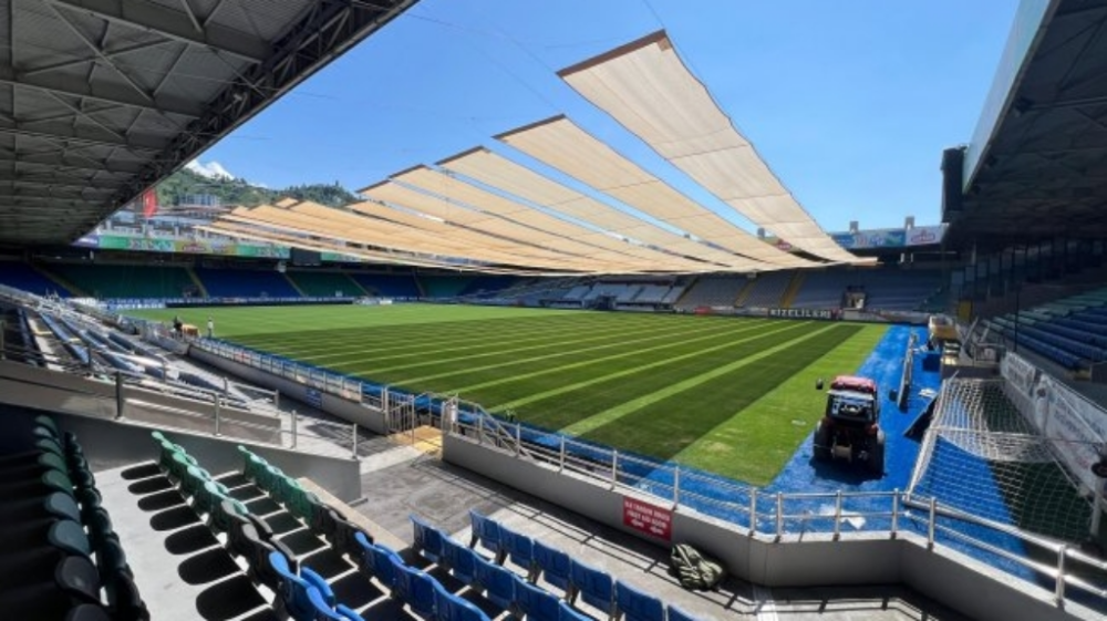 ÇAYKUR DİDİ STADYUMU\'NDA ÇİMLER ARTIK GÜNEŞTEN KORUNUYOR