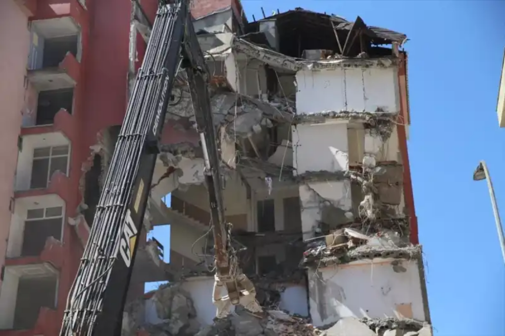 RİZE\'DE FIRTINA SONRASI RİSKLİ BULUNAN İKİ APARTMAN YIKILIYOR