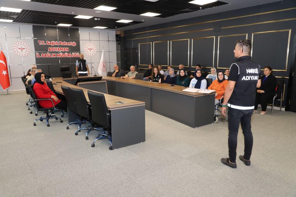 SAĞLIK MÜDÜRLÜĞÜ’NDE ANNELER “NARKO ANNE” PROJESİYLE BİLGİLENDİRİLDİ