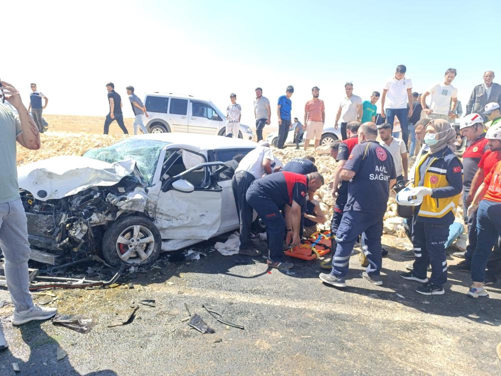 ŞANLIURFA\'DA ÖLÜM YOLU YİNE SAHNEDE! İKİ ARAÇ KAFA KAFAYA ÇARPIŞMA