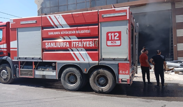 ŞANLIURFA\'DA HAVAİ FİŞEK DEPOSUNDA BÜYÜK YANGIN! MADDİ HASAR MEYDANA GELDİ