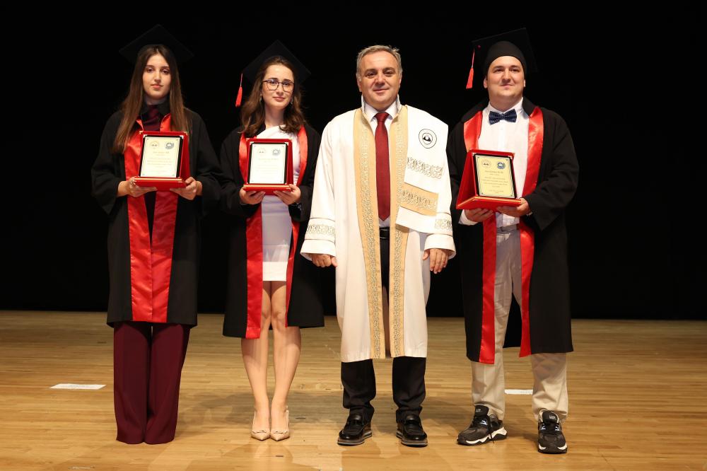 ERÜ İKTİSADİ VE İDARİ BİLİMLER FAKÜLTESİ’NDE MEZUNİYET SEVİNCİ