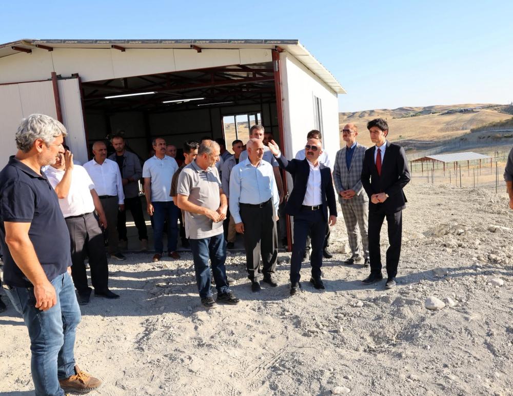VALİ OSMAN VAROL, ADIYAMAN’DA YAPIMI SÜREN HAYVAN BARINAĞINDA İNCELEMELERDE BULUNDU