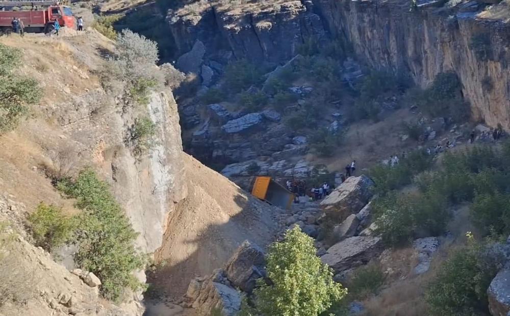 SİNCİK\'TE FECİ KAZA: HAFRİYAT KAMYONU UÇURUMA YUVARLANDI, SÜRÜCÜ HAYATINI KAYBETTİ