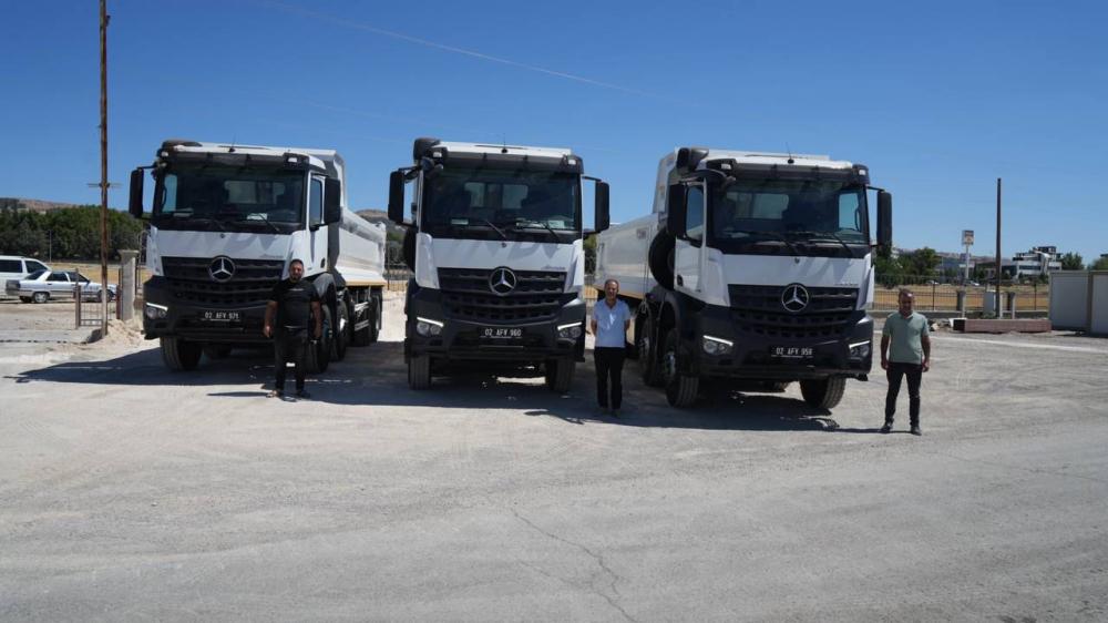 ADIYAMAN BELEDİYESİ, ARAÇ FİLOSUNA 3 YENİ KAMYON KAZANDIRDI