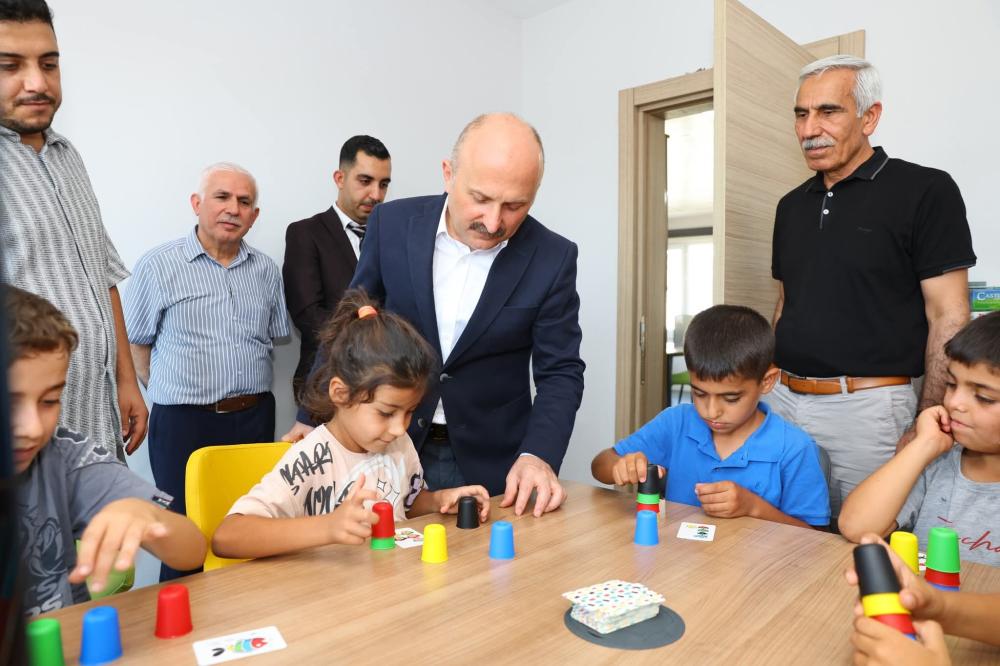 VALİ OSMAN VAROL, SAMSAT HALK KÜTÜPHANESİ’NDE GENÇLERLE BULUŞTU