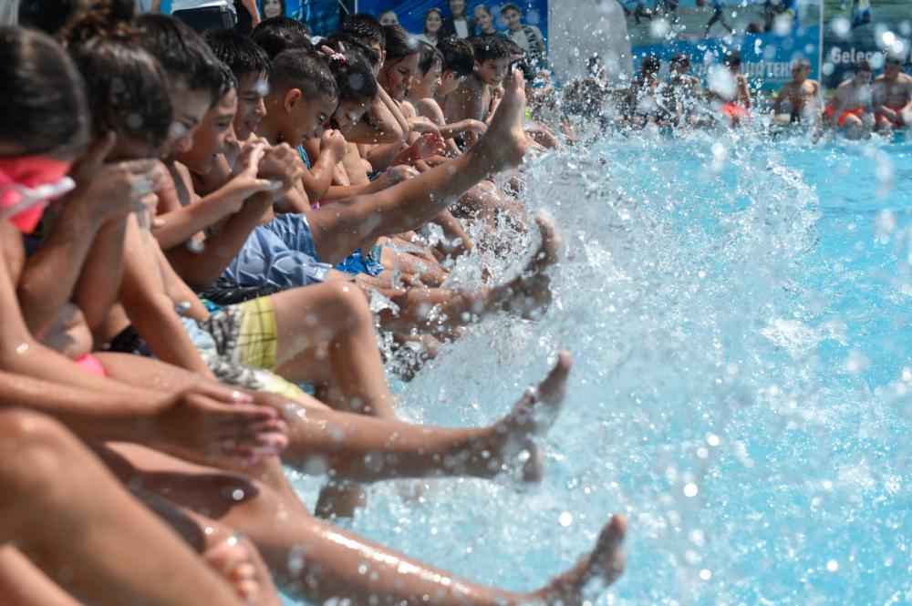 Seyhan'da çocuklar hem serinliyor hem de yüzme öğreniyor