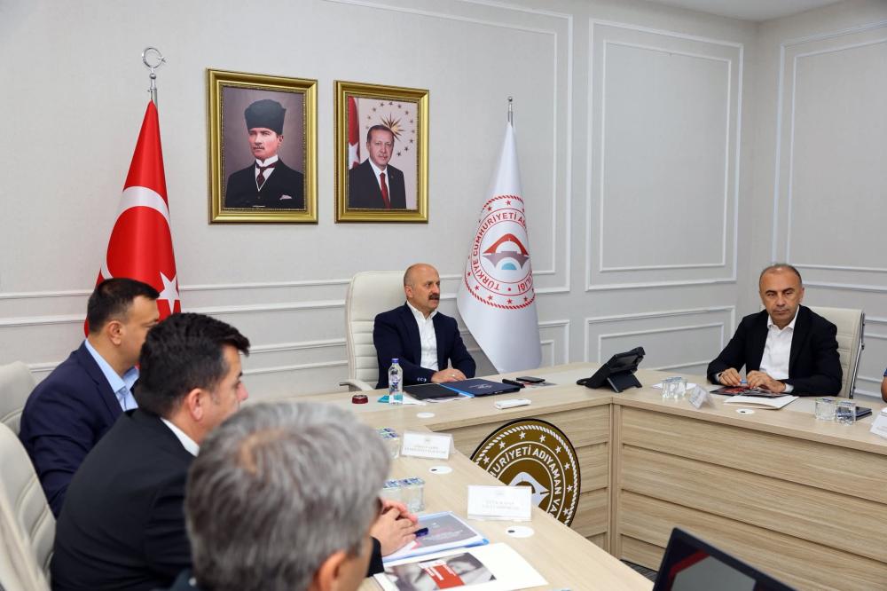 ADIYAMAN’DA GÖÇ KURULU TOPLANTISI VALİ OSMAN VAROL BAŞKANLIĞINDA GERÇEKLEŞTİRİLDİ