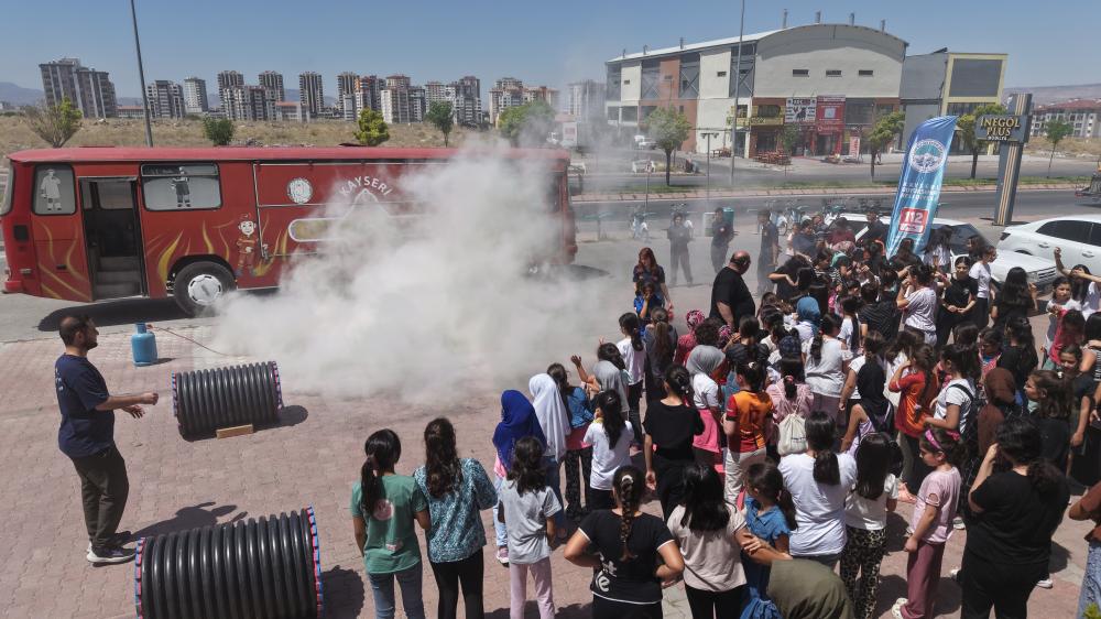 KAYSERİ’Yİ DİRENÇLİ KENT YAPMA HEDEFİNDEKİ BÜYÜKŞEHİR’DEN ÖĞRENCİLERE YÖNELİK AFET GÜVENLİK EĞİTİMİ