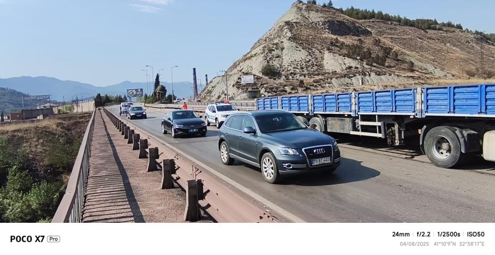 KARABÜK ESKİPAZAR YOLUNDA FECİ KAZA: TIR ŞOFÖRÜ AĞIR YARALANDI