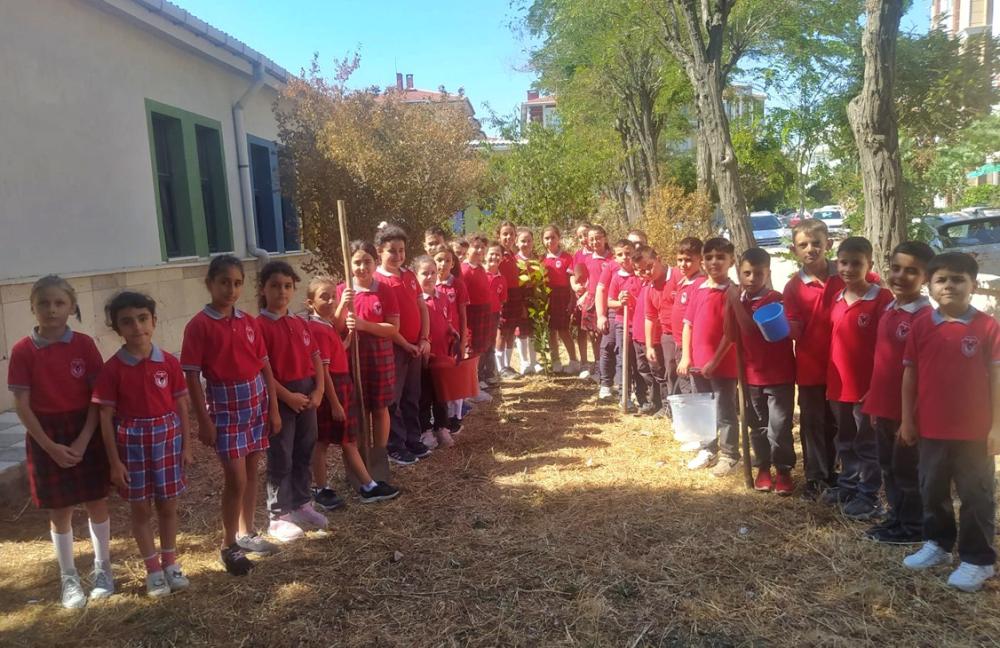 GELİBOLU 26 KASIM İLKOKULUNDAN ANLAMLI ETKİNLİK: ÖĞRENCİLER FİDAN DİKTİLER