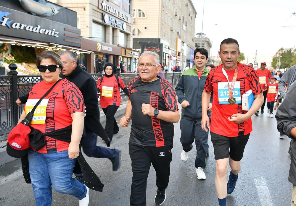 KAYSERİ YARI MARATONU DÜNYA SAHNESİNDE: BÜYÜKKILIÇ İMZASIYLA 5. ULUSLARARASI KOŞU