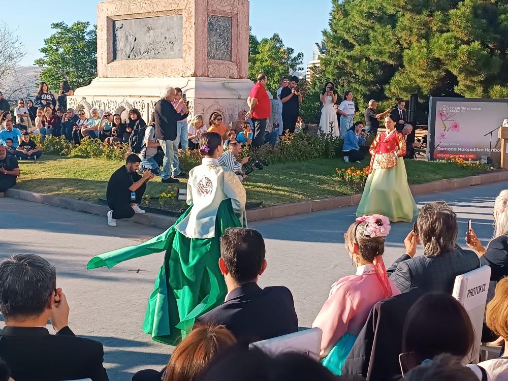 KÜLTÜR YOLU FESTİVALİ İÇERİSİNDE GÜNEY KORE-TÜRKİYE  BOHÇA SERGİSİ VE ZAMANA NAKŞEDİLEN HANBOK DEFİLE ANKARA\'DA GÖRÜCÜYE ÇIKTI
