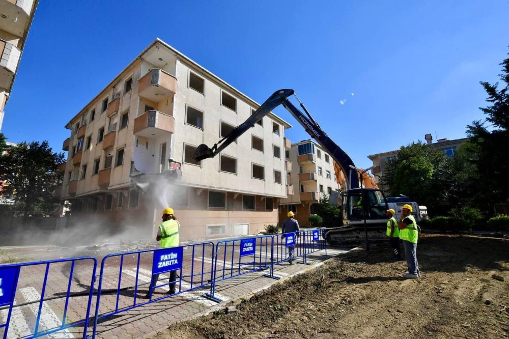 FATİH’TE KENTSEL DÖNÜŞÜM SEFERBERLİĞİ: ATILGAN SİTESİNE İLK KEPÇE