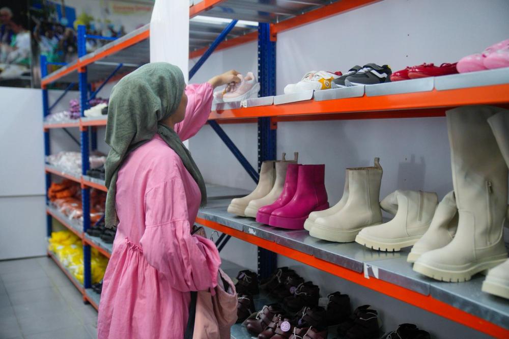 SEYHAN’DA DAR GELİRLİ VATANDAŞLARIN YÜZÜ İHTİYAÇ BANKASI İLE GÜLÜYOR