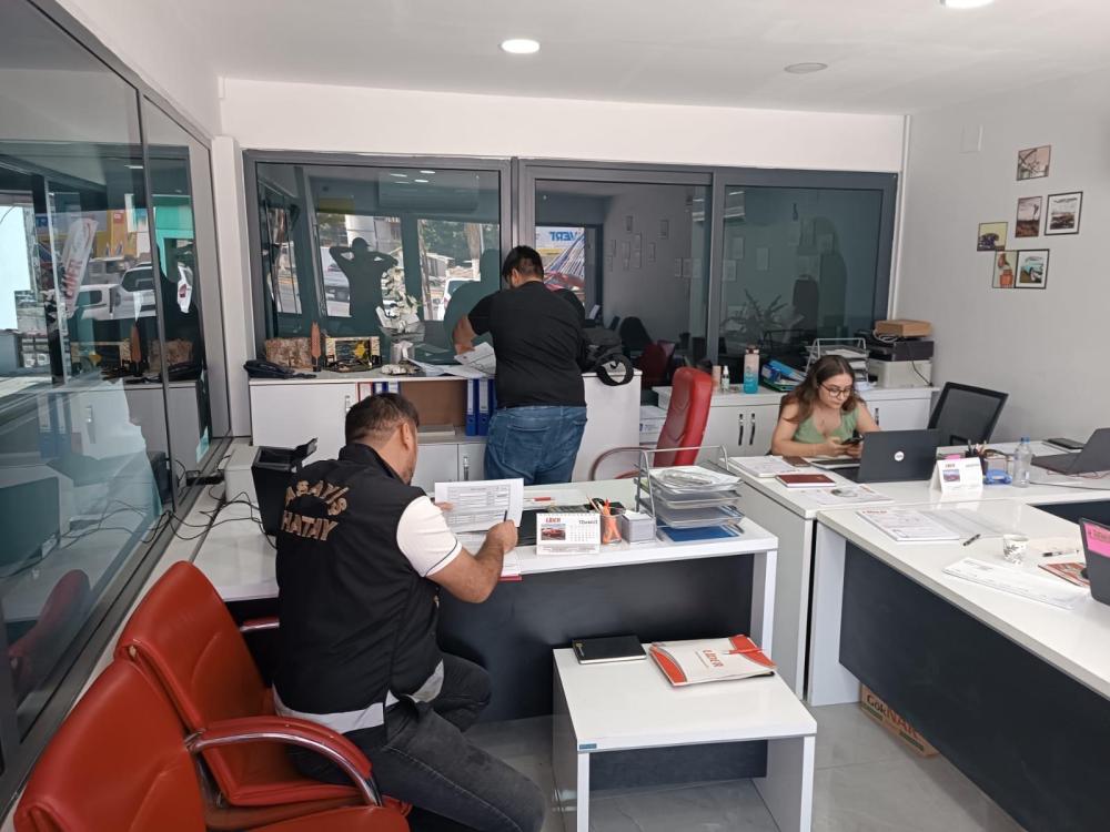 HATAY’DA RENT A CAR DENETİMİ: RUHSATSIZ FAALİYET VE KABİS İHLALİNDEN 287 BİN TL CEZA