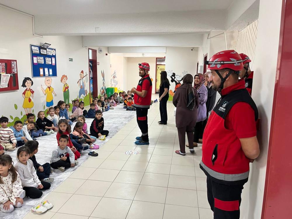 ADIYAMAN BELEDİYESİ’NDEN MİNİKLERE DEPREM EĞİTİMİ