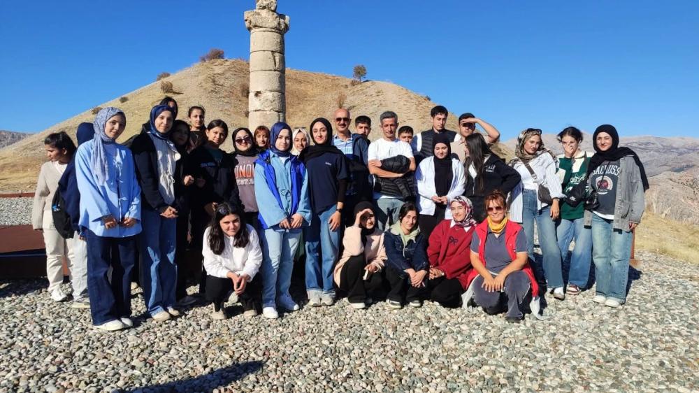 GENÇLER KİTAPLARLA TARİHE YOLCULUK YAPTI