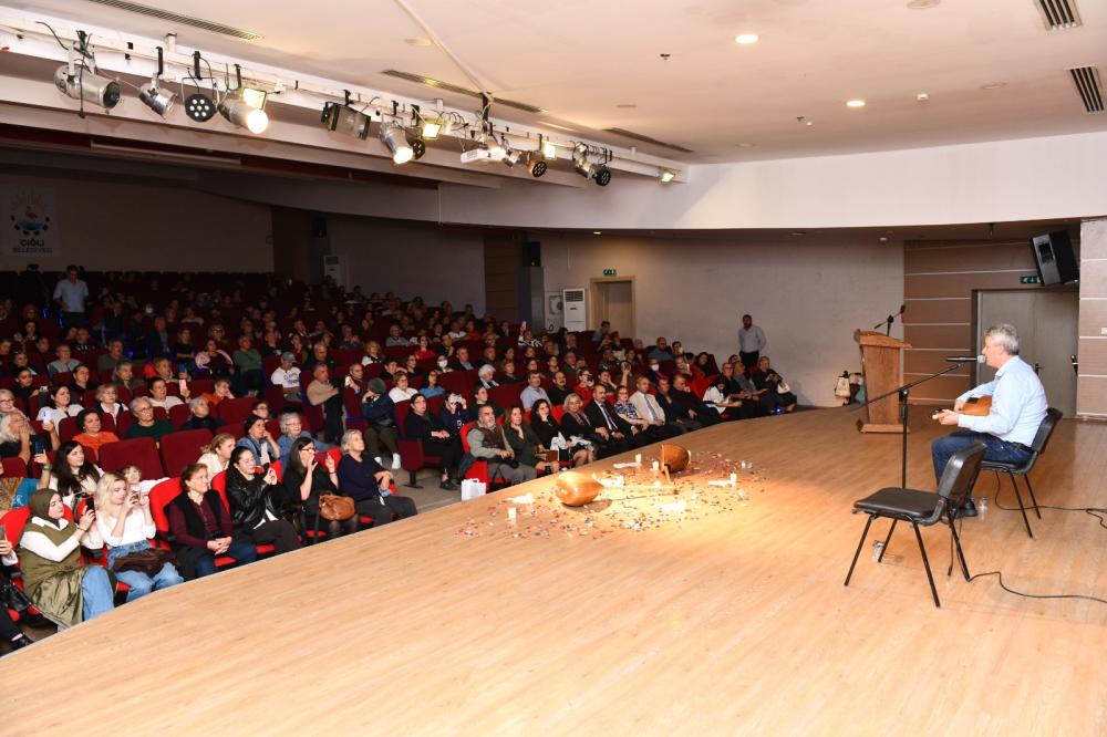 ÇİĞLİ’DE DUYGU DOLU GECE: AŞIK VEYSEL TÜRKÜLERLE ANILDI
